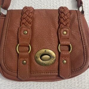 Small brown leather cross body braided front design GUC